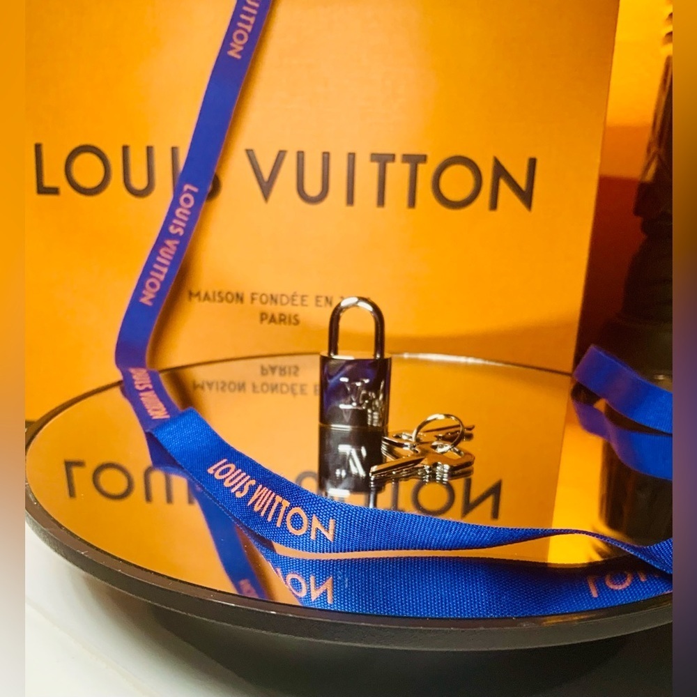LOUIS VUITTON Silver Lock & Key #315 - Picture 9 of 10